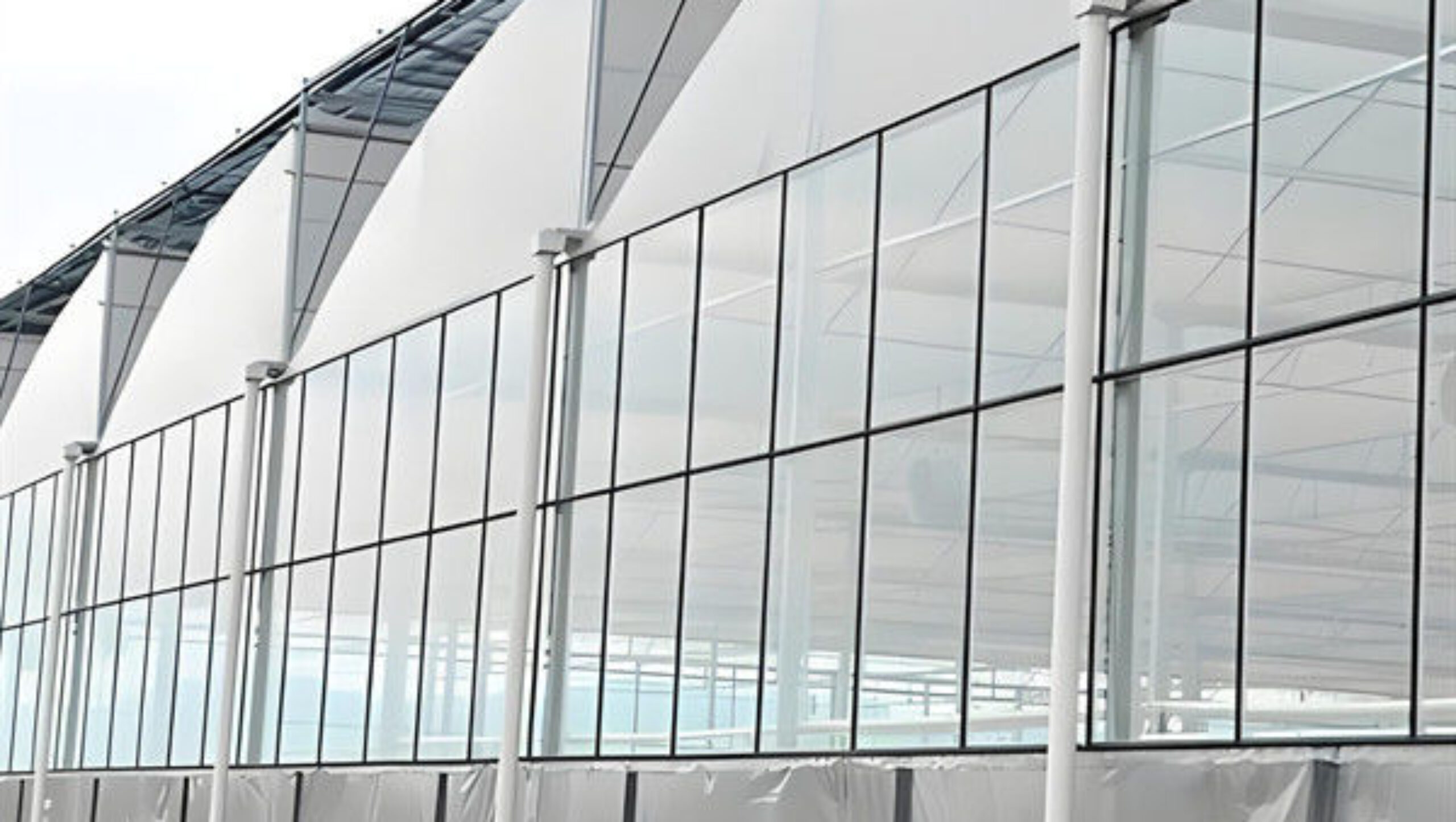 Galvanized Steel Gothic Shaped Greenhouse Snow Resistance With Ventilation System