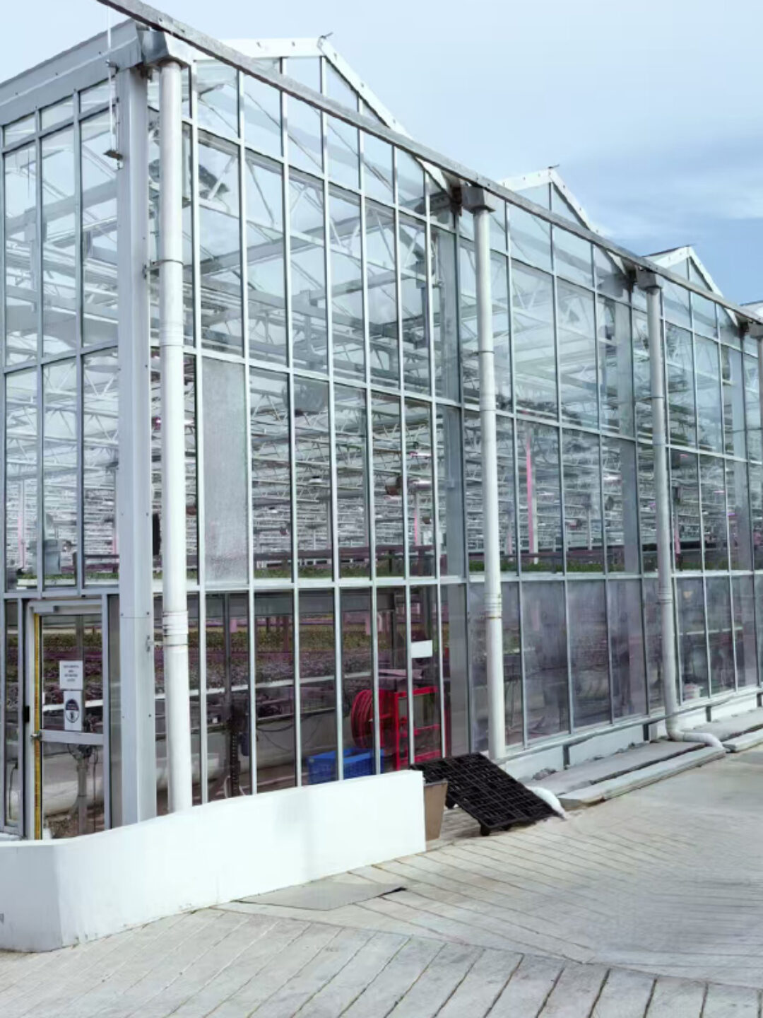 Semi-closed commercial greenhouse is designed specifically for crop cultivation in extreme climate zones