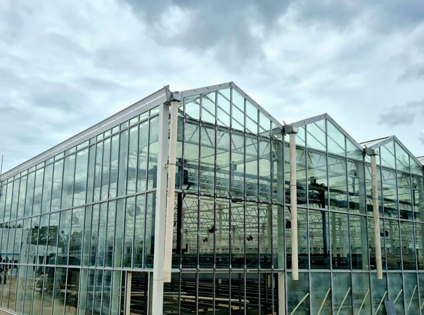 Semi-closed commercial greenhouse is designed specifically for crop cultivation in extreme climate zones