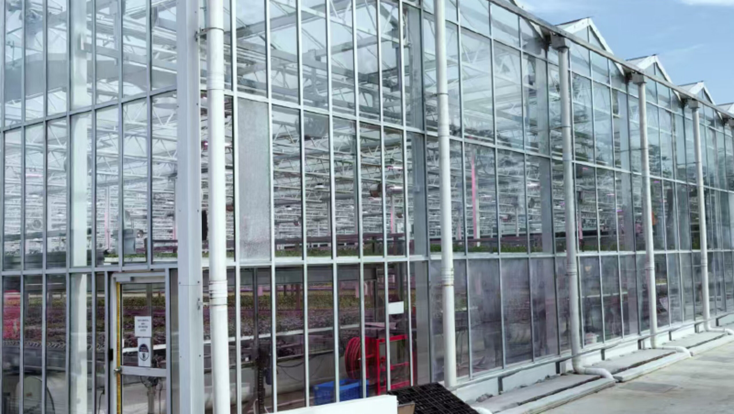 Semi-closed commercial greenhouse is designed specifically for crop cultivation in extreme climate zones
