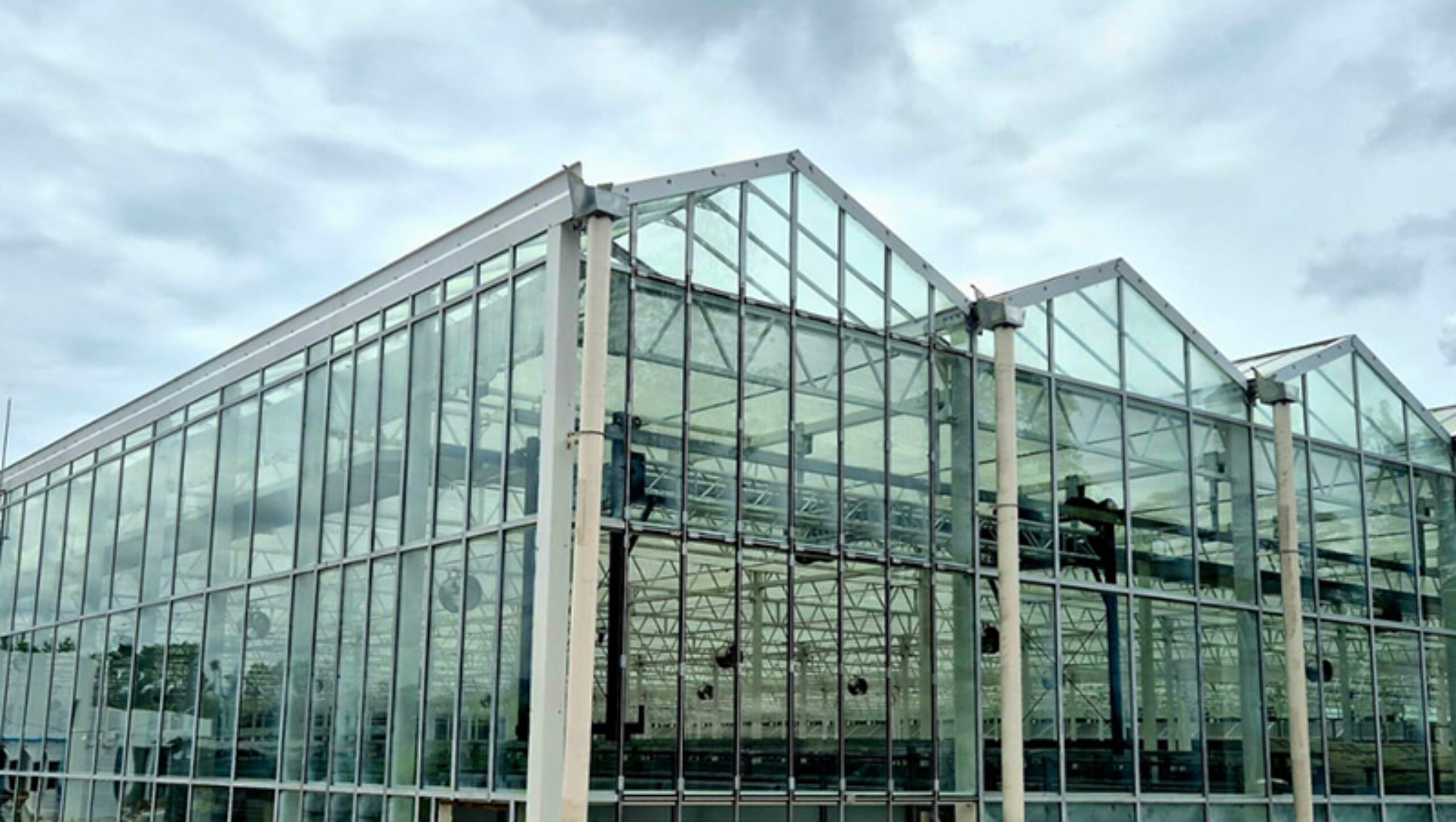 Semi-closed commercial greenhouse is designed specifically for crop cultivation in extreme climate zones