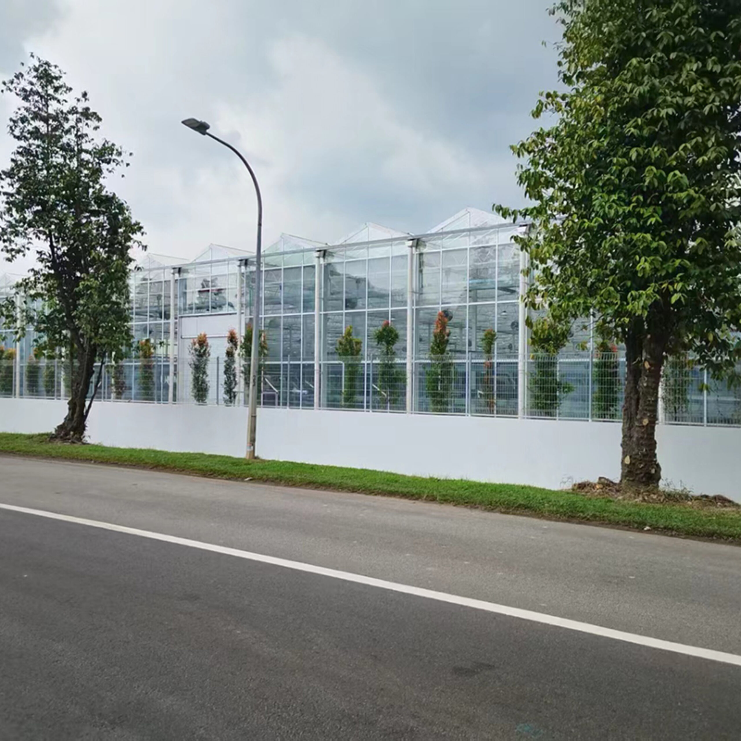 Semi-closed greenhouse for agricultural product cultivation