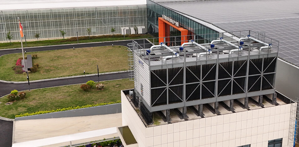 Semi-closed greenhouse for agricultural product cultivation