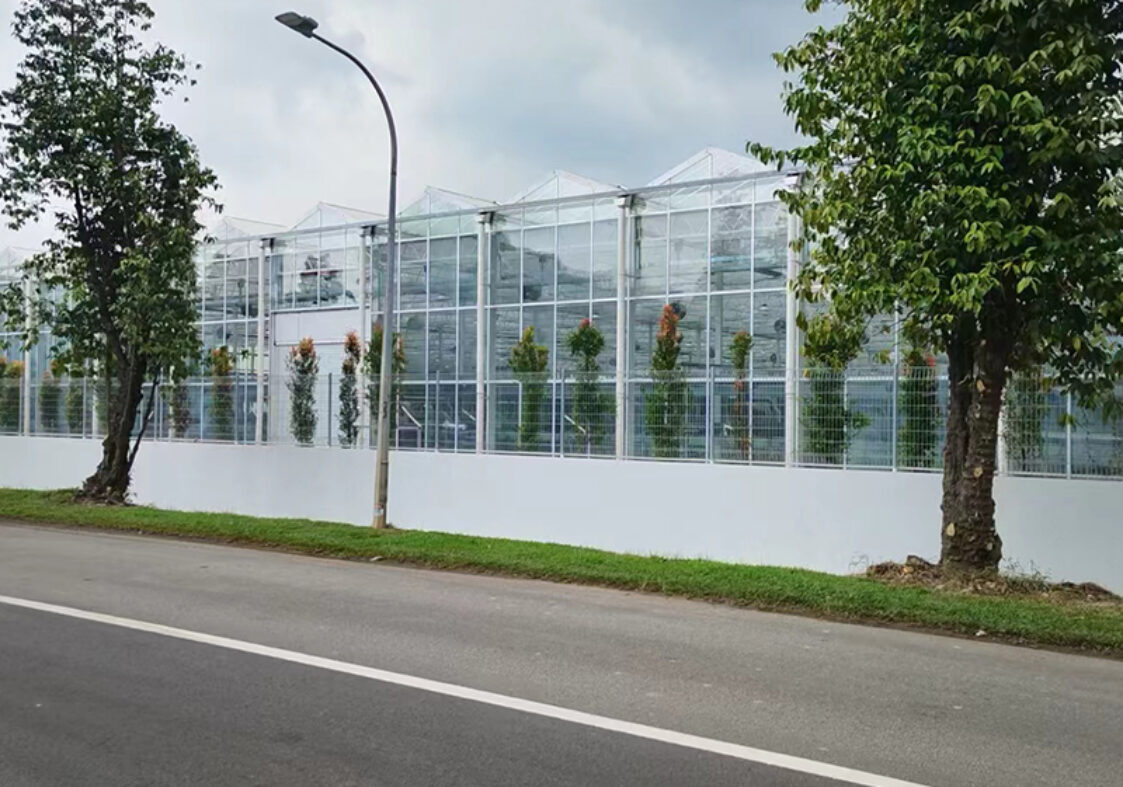 Semi-closed greenhouse for agricultural product cultivation