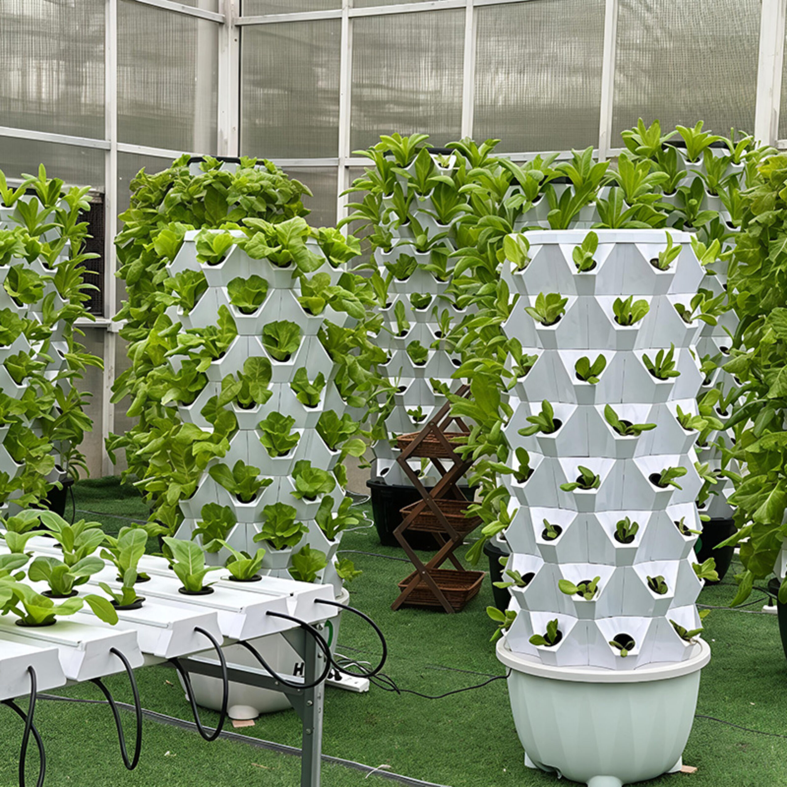 Vertical Hydroponic greenhouse for agricultural product cultivation
