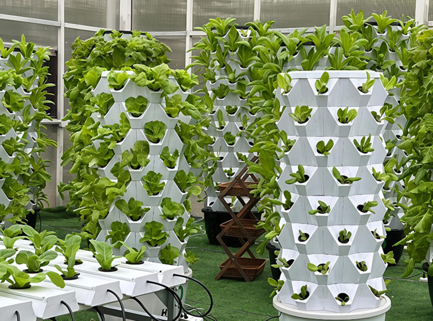 Vertical Hydroponic greenhouse for agricultural product cultivation